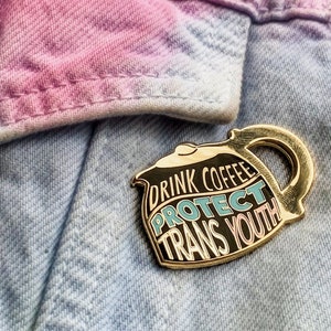 Prioriteringarna Pin - Emalj Pin / Drick kaffe. Skydda transungdomar / PointOfPride