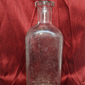 Unmarkierte Vintage Medizin klare Flasche
