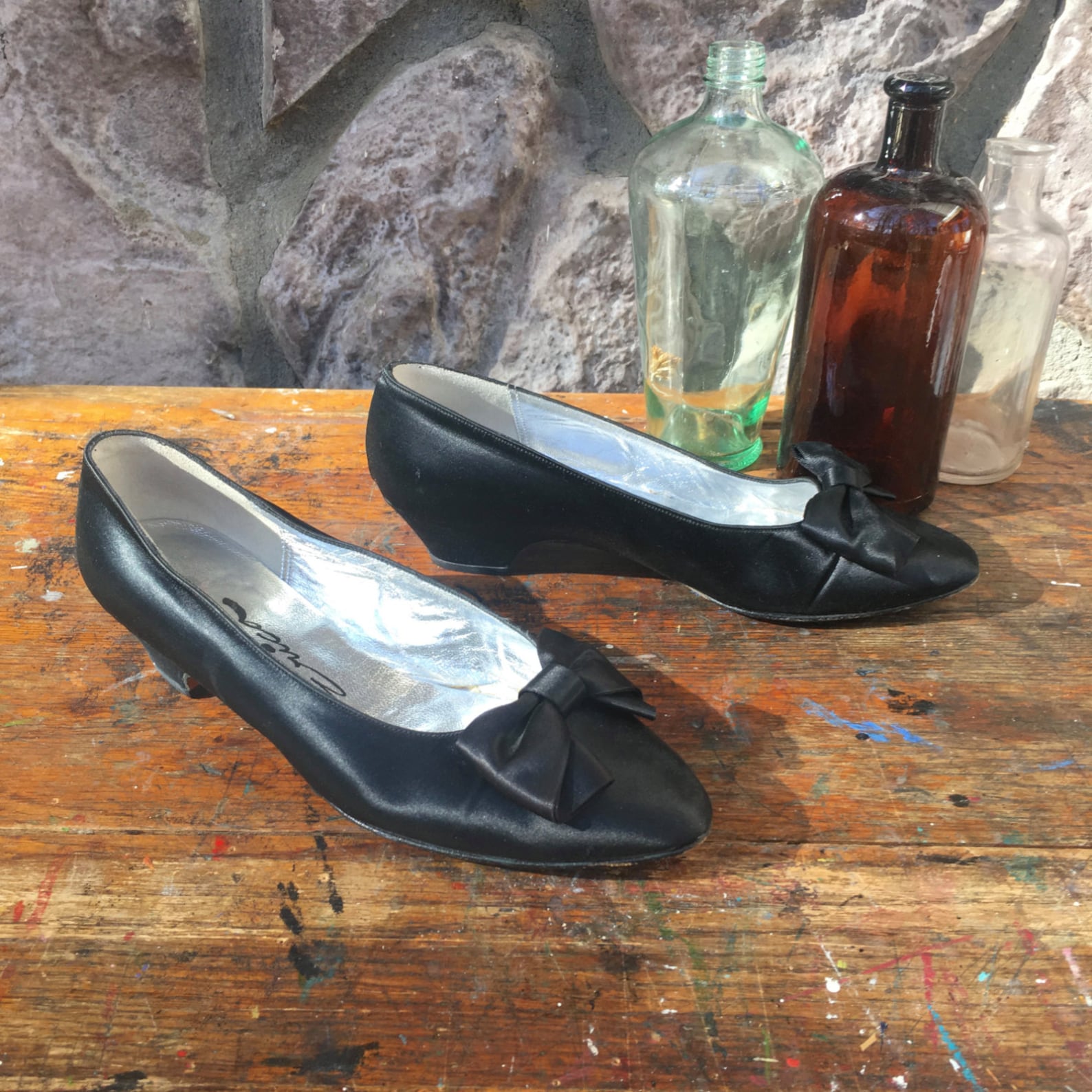 vintage 80s erica shoes / black satin ballet flats / low heels pointy toes / bows on the toes / leather soles / women's size