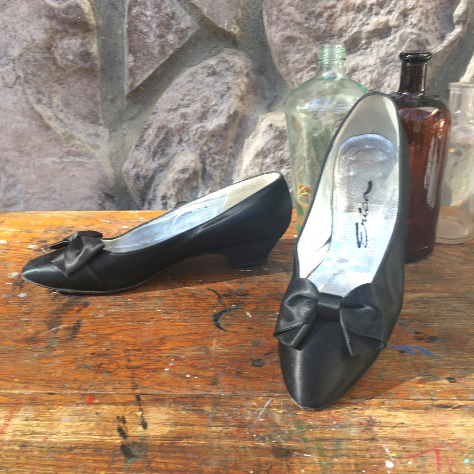 vintage 80s erica shoes / black satin ballet flats / low heels pointy toes / bows on the toes / leather soles / women's size