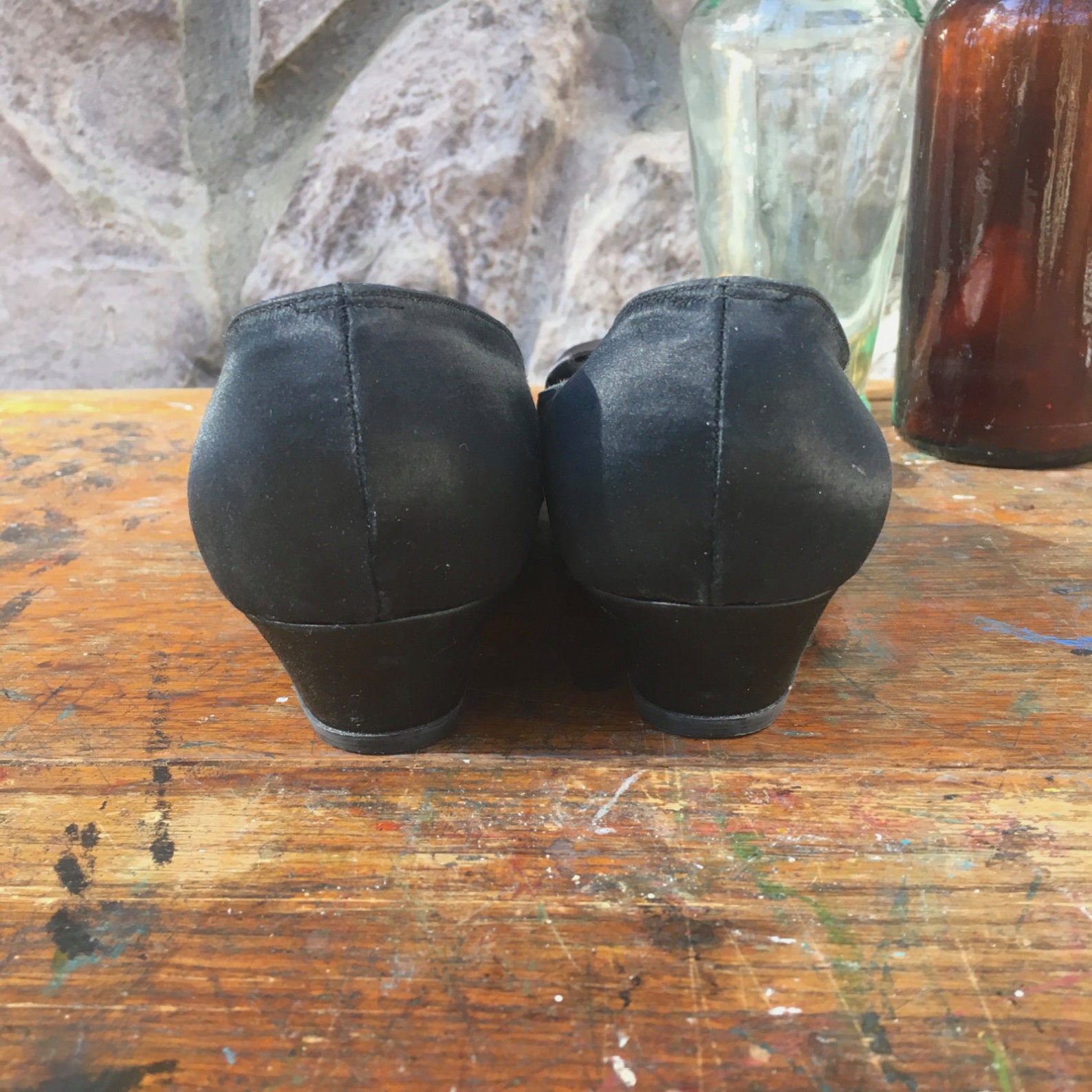 vintage 80s erica shoes / black satin ballet flats / low heels pointy toes / bows on the toes / leather soles / women's size