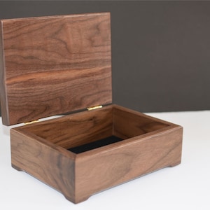 Wooden Keepsake Box, Custom Engraved Wood Box, Walnut Keepsake Box, Personalized Wooden Box, Engraved Valet Box afbeelding 2