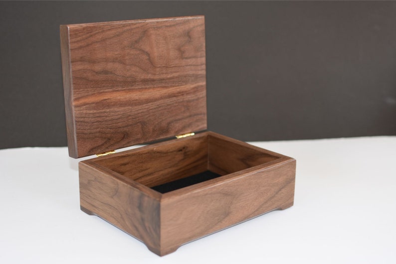 Wooden Keepsake Box, Custom Engraved Wood Box, Walnut Keepsake Box, Personalized Wooden Box, Engraved Valet Box afbeelding 2
