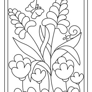 Puede incluir: Un dibujo en blanco y negro de una escena de jardín con flores, hojas, una mariposa y un caracol. Las flores son estilizadas y tienen pétalos redondeados. Las hojas son largas y delgadas. La mariposa está posada en una flor y tiene las alas extendidas. El caracol está arrastrándose por una hoja.