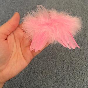 Mini roze engelenvleugels voor OOAK-pop die echte veren maakt