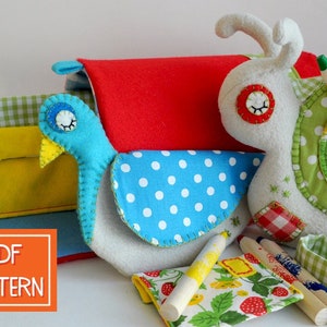 Puede incluir: Patr&oacute;n PDF para coser un p&aacute;jaro azul y un caracol verde de peluche. Los juguetes est&aacute;n hechos de fieltro y tela con lunares y patrones de fresa. El patr&oacute;n incluye instrucciones para hacer los juguetes y los accesorios.