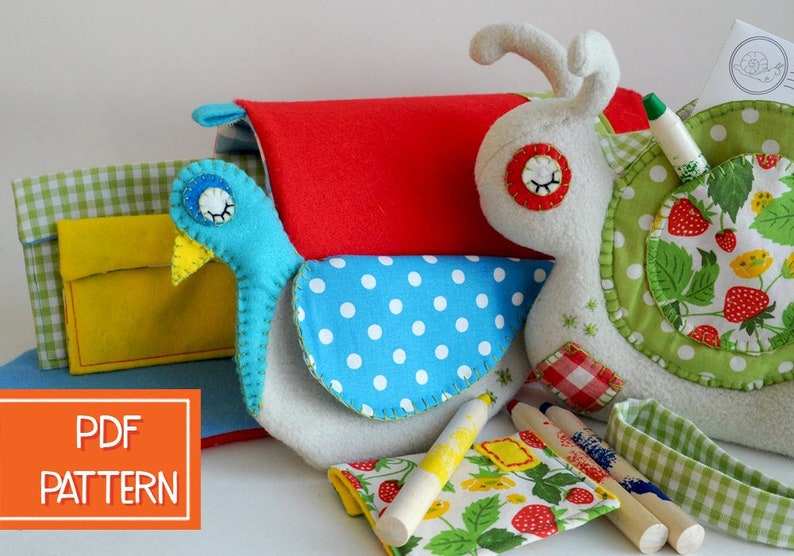 Puede incluir: Patr&oacute;n PDF para coser un p&aacute;jaro azul y un caracol verde de peluche. Los juguetes est&aacute;n hechos de fieltro y tela con lunares y patrones de fresa. El patr&oacute;n incluye instrucciones para hacer los juguetes y los accesorios.