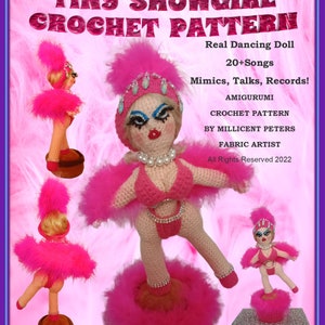 Puede incluir: Patrón de crochet para una pequeña bailarina de cabaret amigurumi Pinky Flamingo, con plumas rosas, un vestido rosa y un cinturón brillante. La muñeca está de pie sobre una plataforma rosa. El texto "COMEDY CROCHET" está en la parte inferior de la imagen.