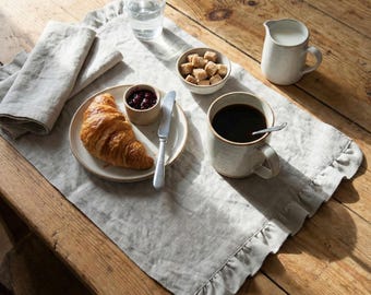 Linnen dubbellaagse placemats met ruches. Natuurlijke stonewashed linnen placemat set van 2,4,6,8,10,12. Gewassen zacht tafellinnen