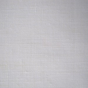 Puede incluir: Primer plano de una tela blanca tejida con una textura sutil. La tela tiene una superficie lisa y uniforme y un color ligeramente blanquecino.
