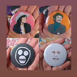 Die vom Mighty Boosh inspirierten großen Abzeichen