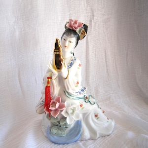 Beautiful Hand Painted Japanese Geisha figurine, Vintage Porcelain Japanese Geisha Statue, Satsuma Porcelain Geisha