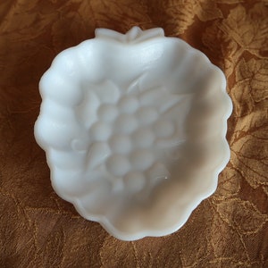 Vintage 1950s Milk Glass Grape Dish, Grape Shaped Dish, Grape Pattern, Milk Glass, Home Decor