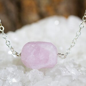 Raw Kunzite Necklace - Raw Stone Necklace - Kunzite Jewelry - Crystal Necklace - Heart Charka Crystal Jewelry - Gift for Her bild 2