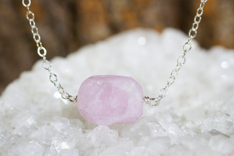 Raw Kunzite Necklace - Raw Stone Necklace - Kunzite Jewelry - Crystal Necklace - Heart Charka Crystal Jewelry - Gift for Her bild 2
