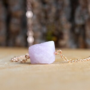 Raw Kunzite Necklace - Raw Stone Necklace - Kunzite Jewelry - Crystal Necklace - Heart Charka Crystal Jewelry - Gift for Her bild 5