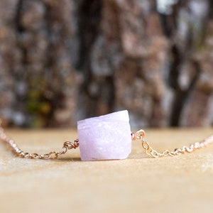 Raw Kunzite Necklace - Raw Stone Necklace - Kunzite Jewelry - Crystal Necklace - Heart Charka Crystal Jewelry - Gift for Her bild 4