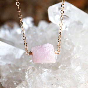 Raw Kunzite Necklace - Raw Stone Necklace - Kunzite Jewelry - Crystal Necklace - Heart Charka Crystal Jewelry - Gift for Her bild 6