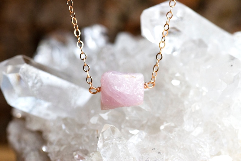 Raw Kunzite Necklace - Raw Stone Necklace - Kunzite Jewelry - Crystal Necklace - Heart Charka Crystal Jewelry - Gift for Her bild 3