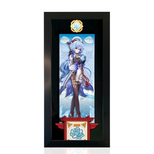 Può includere: Una stampa incorniciata di un personaggio anime con i capelli blu che indossa un vestito blu e bianco, in piedi su una piattaforma rossa e dorata con un motivo a fiore blu. La cornice è nera con un bordo dorato.