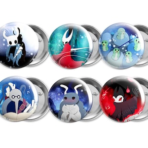 Pode incluir: Seis pinos redondos com diferentes personagens do videogame Hollow Knight. Os pinos são prateados com uma capa de plástico transparente sobre a imagem. Os personagens incluem o Cavaleiro, o Palácio Branco, o Mestre da Alma e a Radiance.