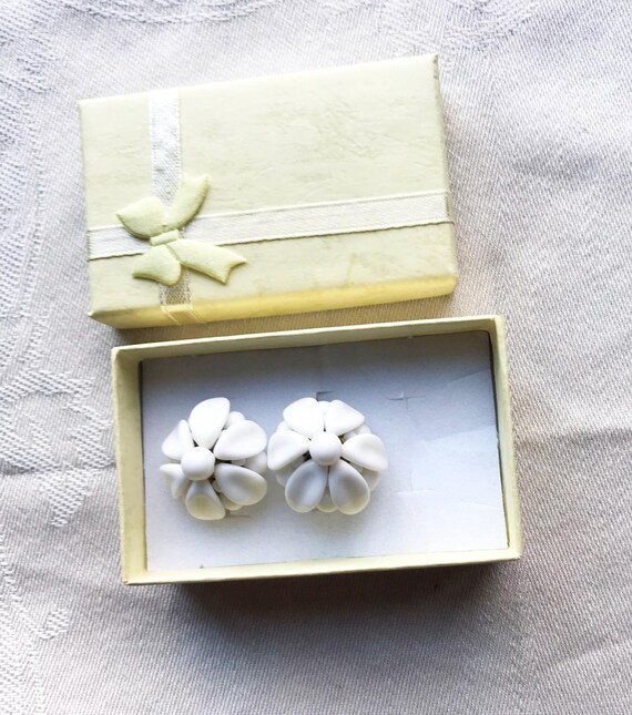 Vintage white daisy ceramic screw back earrings