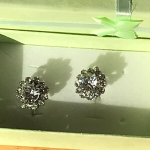 vintage crystal rhinestone diamond round silver screw back earrings – Vintage 1960’s