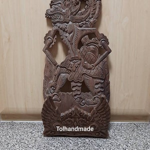 Placa de parede wayang esculpida à mão em madeira indonésia vintage.