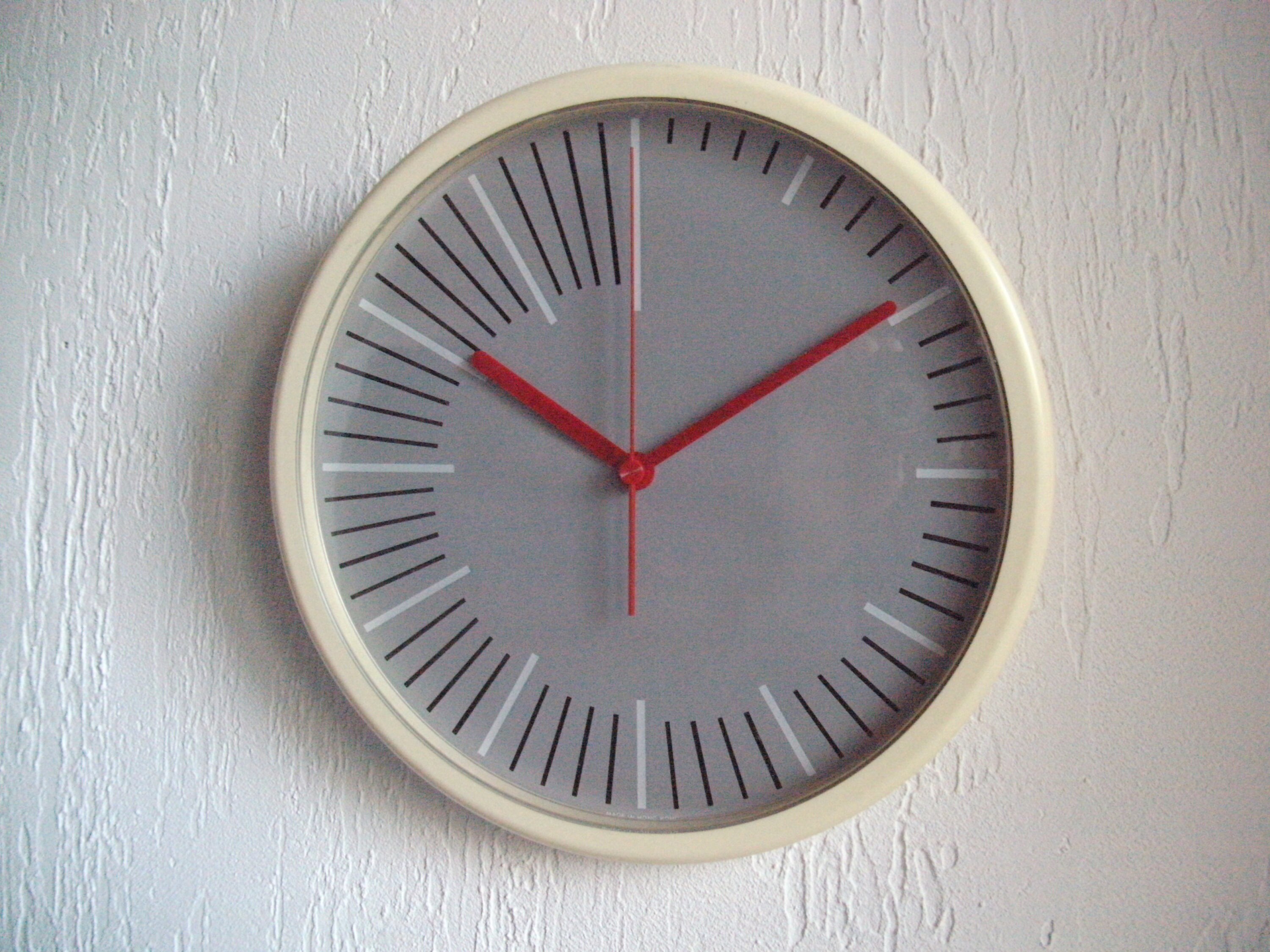 1960-Pas Repro. Absolul.orig.cream Col.plastic Battery-Op.wall Clock/Red Plastic Hands/Incl.seconds 