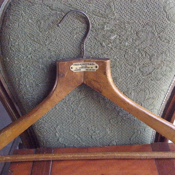 Art Deco-Orig.vtg.houten kleerhanger uit de jaren 30+naam/adres/tel.op plastic van de kleermaker FRED ROBERTS & Co.,10, Harrington St.,Liverpool-ONE eigenaar.