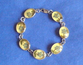 Jaren 50/60 Mooi, vtg.STERLING ZILVEREN ketting/schakelarmband gemarkeerd 925 met blauwe gedroogde bloemen in geel plastic, mogelijk acryl schakels. PRACHTIG