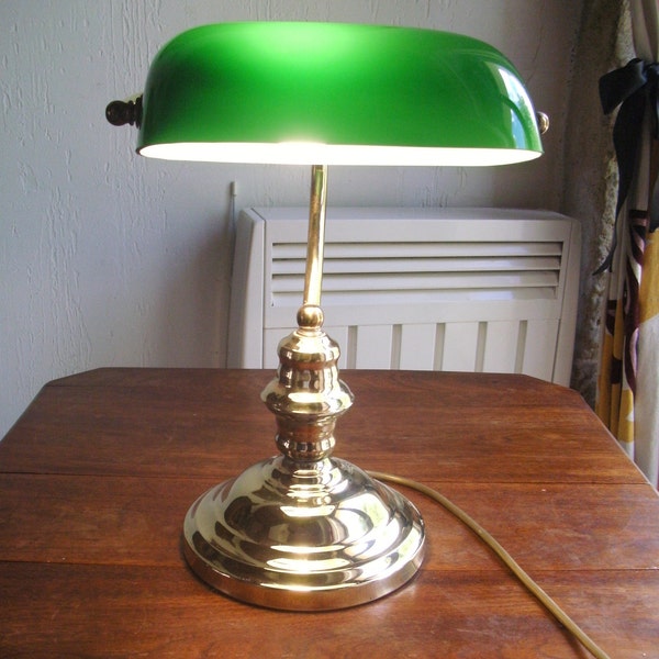 Lampada da scrivania/banchiere in OTTONE elegante, di qualità, vintage, pesante (1.850 g) della metà del secolo con paralume regolabile in VETRO verde. UN proprietario. Eccellente