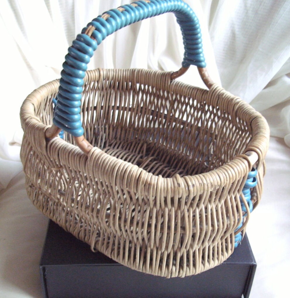 Child's Delightful, Unusual, Original, Vintage Wicker Basket Des Années 1950 avec Garniture en Plast