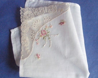 Années 1910/20 Continentale (poss.française)Pretty,antique MARIÉE en chef/coton « soupçon de rose » + dentelle travaillée à la main et broderie de soie- un coin-MERVEILLEUX