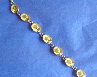 Joli bracelet chaîne/maillons vtg.ARGENT MASSIF des années 50/60 poinçonné 925 avec fleurs séchées bleues en plastique jaune, éventuellement maillons en acrylique. MAGNIFIQUE