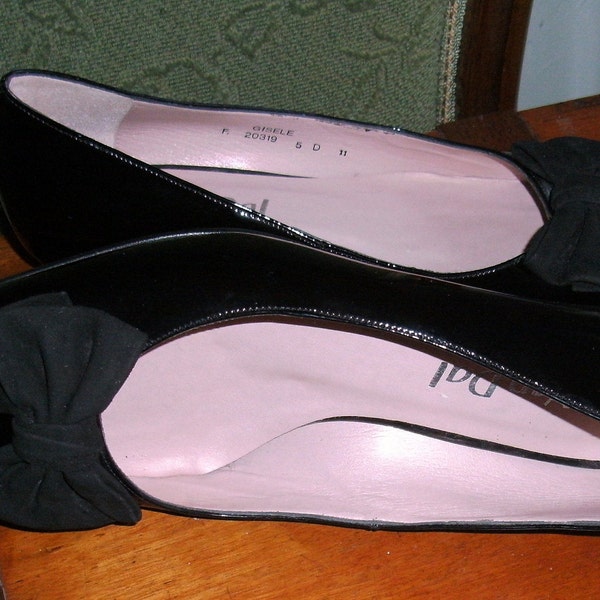 1990's UNUSED-VAN DAL-Gorgeous pr.ladies black real patent leather court shoes/small heel/feature bow Uk size 5-One owner.Excellent Cond.