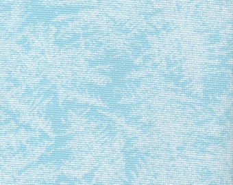 Puede incluir: Una tela azul claro con un patrón floral blanco. La tela tiene una apariencia texturizada y tejida.
