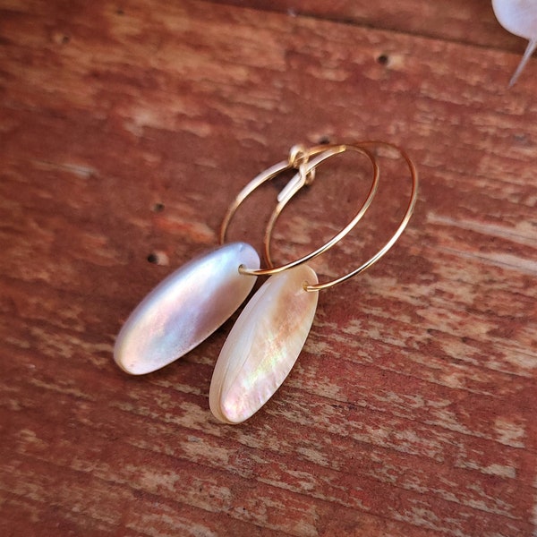 Boucles d'oreilles nacre, petites créoles gold filled, accessoire bohème, bijou pour elle