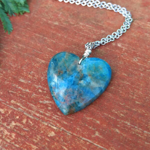 Collier coeur apatite, pendentif pierre bleue, cadeau st valentin pour elle