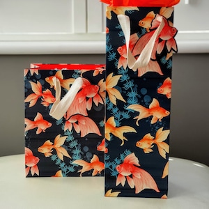 GoldFish Geschenktüten-Set, 2 x Angelliebhaber Geburtstagsgeschenkverpackung, gestanzter Koi Karpfen Fisch Geschenkanhänger, japanischer Fisch Geschenktüten-Set