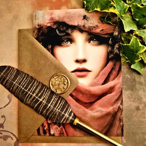 Puede incluir: Composición artística con un retrato vintage de una mujer con una bufanda rosa, un sobre marrón, un sello de cera dorado y una pluma decorativa. La pluma tiene detalles dorados, evocando elegancia y expresión artística.