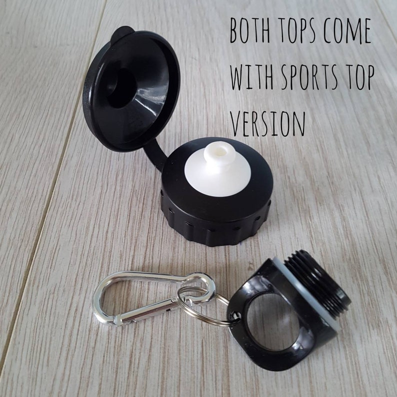 Peut inclure: Des bouchons noirs pour bouteilles d'eau avec un bec blanc et un mousqueton argent&eacute;. Le texte sur l'image indique : BOTH TOPS COME WITH SPORTS TOP VERSION.