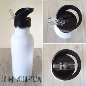 Peut inclure: Une gourde blanche avec un couvercle noir et une paille transparente. La bouteille a un bord argent&eacute; et le texte "600ml WITH STRAW" est imprim&eacute; sur le devant. La bouteille est montr&eacute;e sous plusieurs angles.