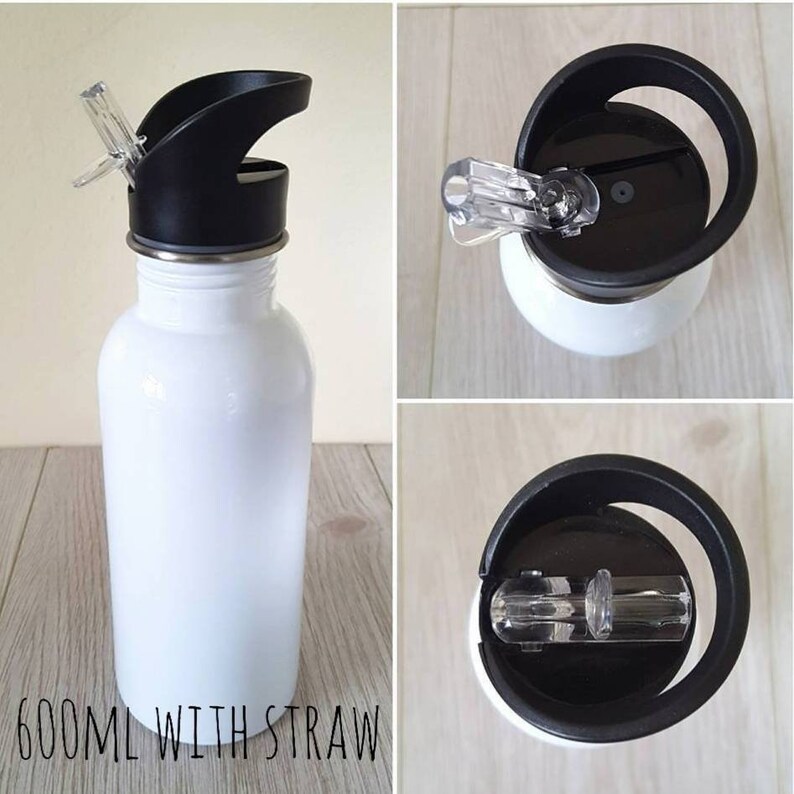 Peut inclure: Une gourde blanche avec un couvercle noir et une paille transparente. La bouteille a un bord argent&eacute; et le texte "600ml WITH STRAW" est imprim&eacute; sur le devant. La bouteille est montr&eacute;e sous plusieurs angles.
