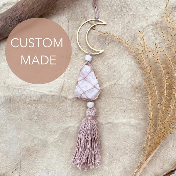 Rozenkwarts ruw, edelstenenhanger, gemstone hanger, suncatcher, crystalhanger, crystal pendant, spiritual home, boho decor, muurhanger