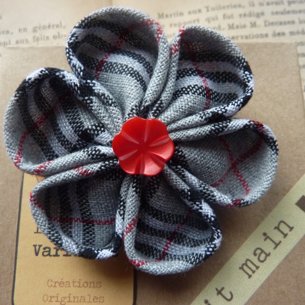 Broche fleur kanzashi en tissu écossais noir, gris et rouge avec petit bouton fleur rouge - cadeau de rentrée