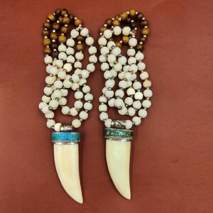 Collar de diente de hueso de búfalo / Hecho a mano con concha de abulón y colmillo de turquesa, cadena larga de cuentas de hueso