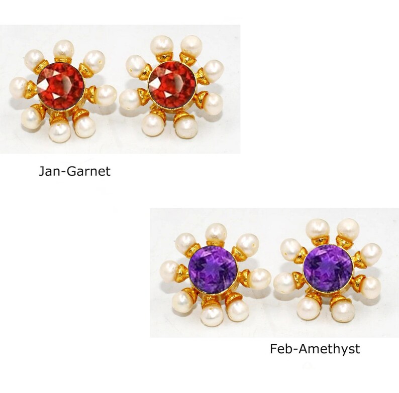 Peut inclure: Deux paires de boucles d'oreilles en or avec un motif floral. La premi&egrave;re paire pr&eacute;sente une pierre pr&eacute;cieuse rouge, et la deuxi&egrave;me paire pr&eacute;sente une pierre pr&eacute;cieuse violette. Les boucles d'oreilles sont entour&eacute;es de perles blanches.