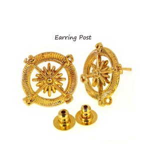 Puede incluir: Pendientes de oro en forma de brújula con un diseño de estrella. Los pendientes tienen un cierre de poste.