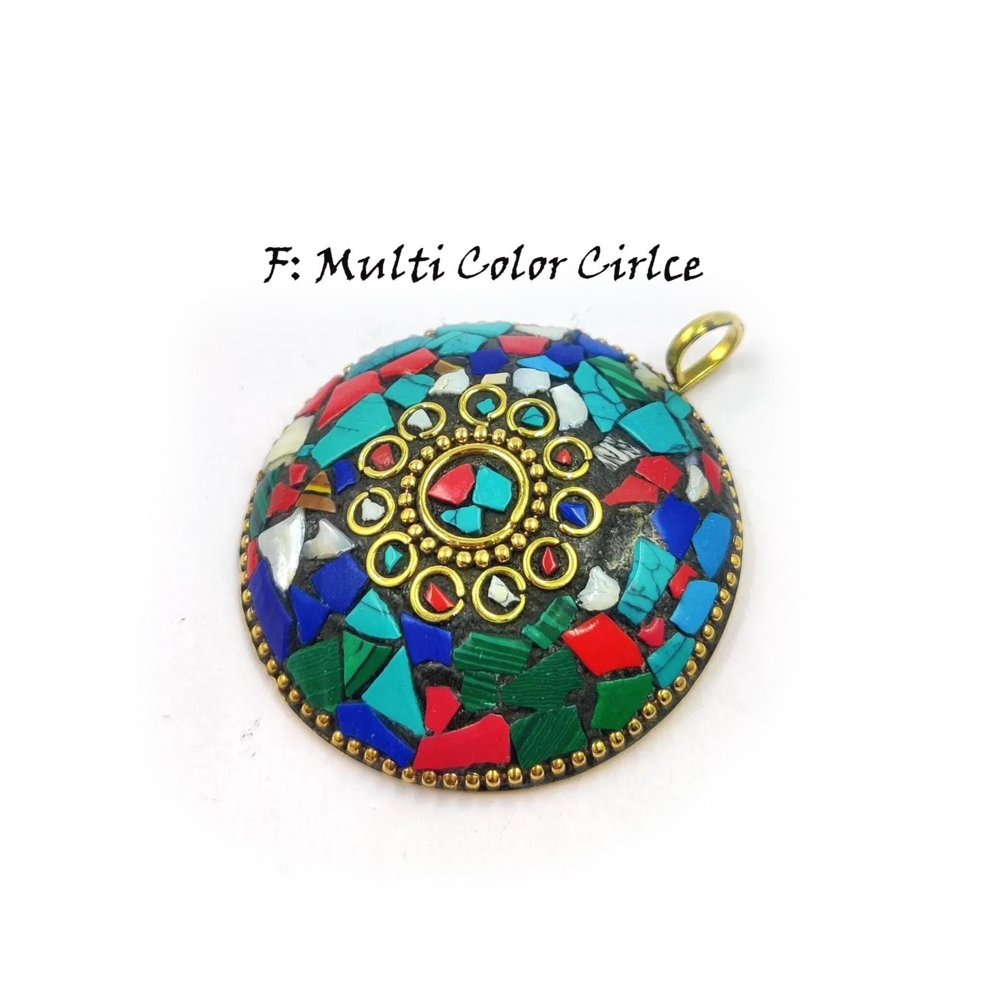 Pendentif Porte-bonheur Tibétain En Laiton Avec Turquoise/corail Imitation - Unisexe
